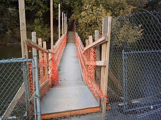 La passerelle temporaire pour les piétons