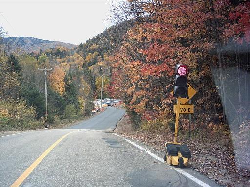 Le chemin Duplessis, avec, au loin, un pont en reconstruction