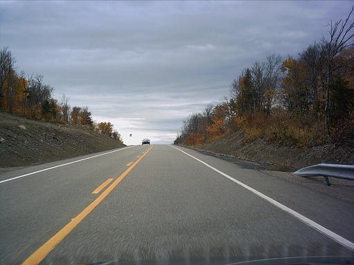 Une voiture au sommet d’une pente