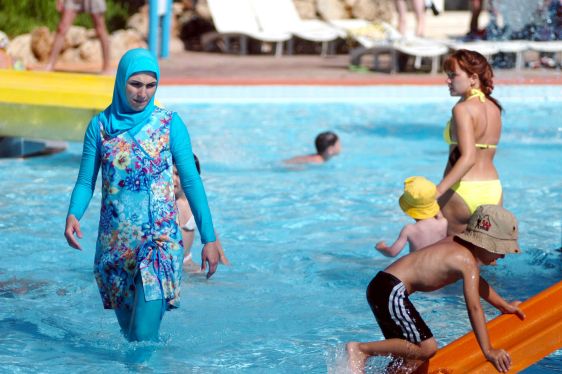 La dame à gauche porte un burkini. (Photo issue du site web de Paris Match.)